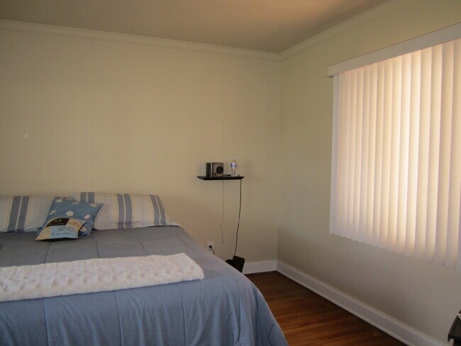 Building Photo - Classic Home Near Golf Course