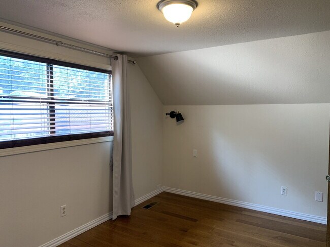 Building Photo - 406 S 37th St
