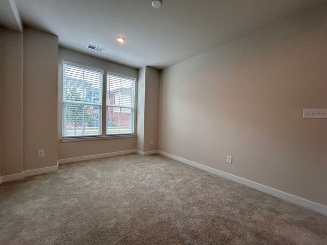 Building Photo - Spacious 4-Bedroom Townhome with Garage & ...
