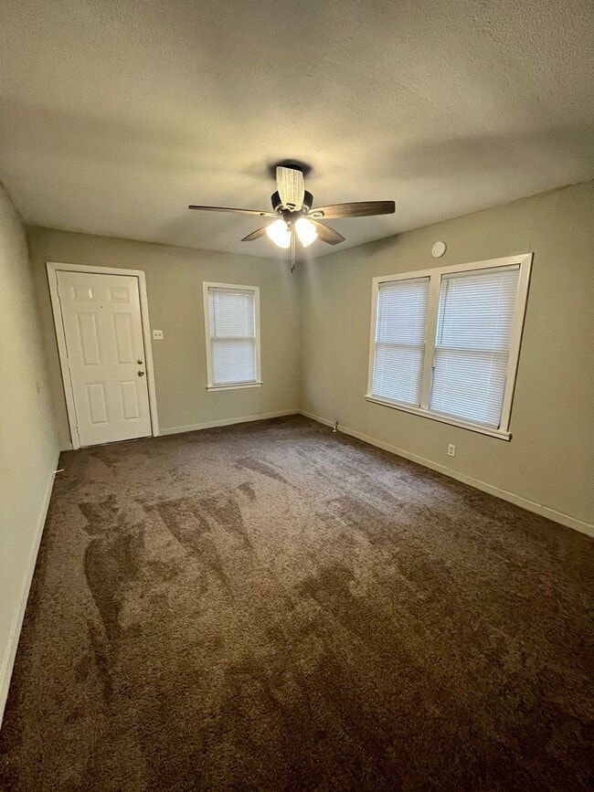 Building Photo - CUTE 2/1 FOR LEASE
