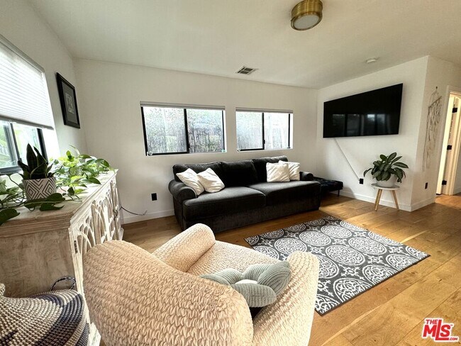 Building Photo - 2241 1/2 Harwood St