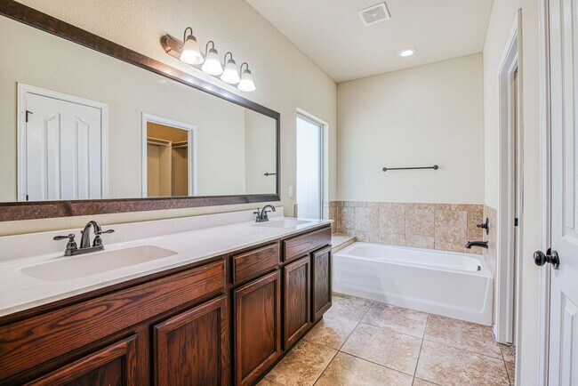 Building Photo - Beautiful East side House 3 bed-2.5 baths in front of Park