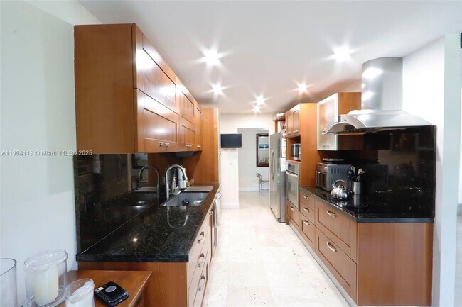 Building Photo - 1121 Crandon Blvd