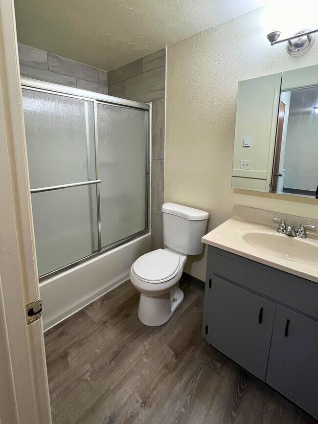 Building Photo - (CAM 10)  Very Nice Large 1 bed Apt - Clos...