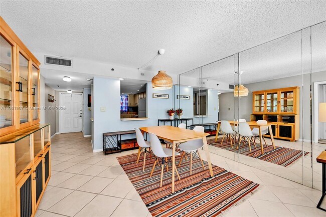 Building Photo - 3001 W Rolling Hills Cir