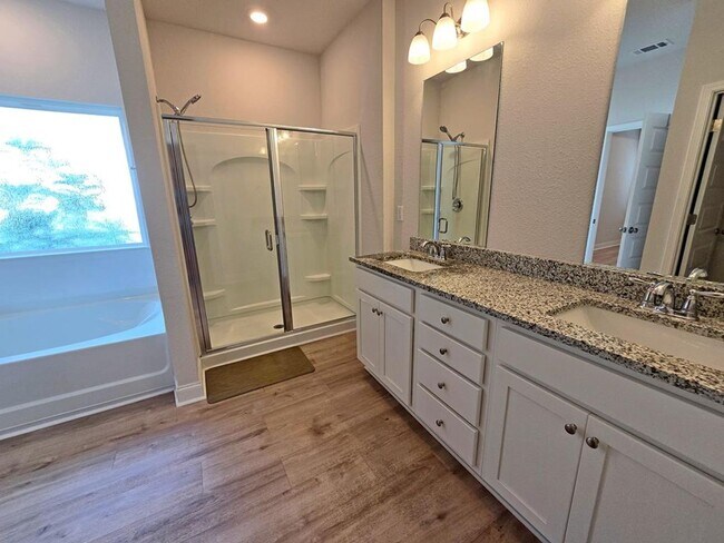 Building Photo - Elegant 4-Bedroom Lake Park Home with Open Layout, Modern Finishes, and Fenced Yard
