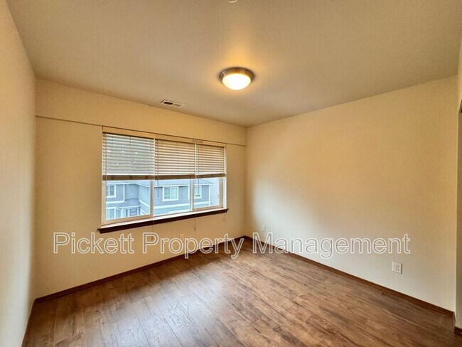 Building Photo - 2402 Seringa Ave