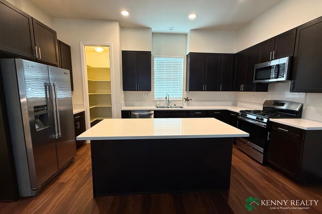 Building Photo - Spacious 2 Bedroom, 2.5 Bathroom Condo wit...