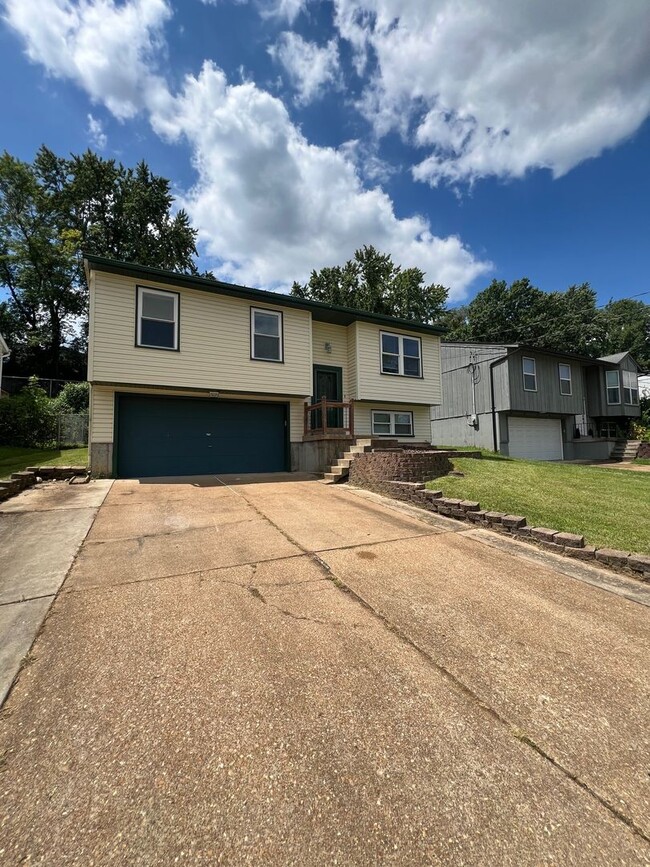 Building Photo - NEWLY RENOVATED HOME