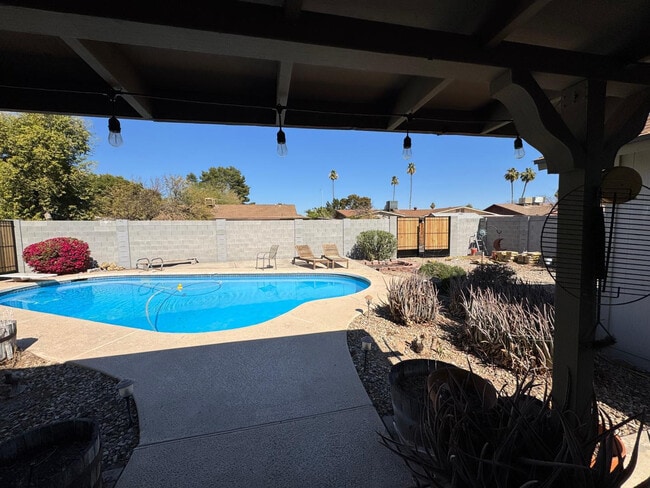 Building Photo - 2058 E Fremont Dr