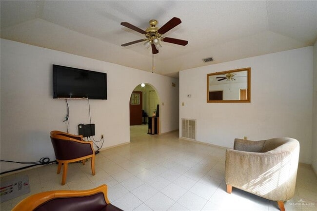 Building Photo - 27 Minnie Ave