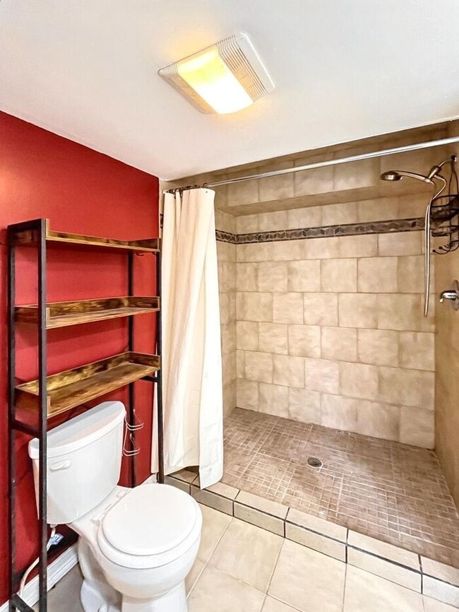 Building Photo - Charming 4-Bedroom Home in a Convenient Lo...