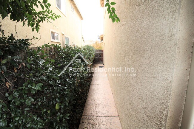 Building Photo - Wonderful 4bd/2.5ba Elk Grove Home with 3 ...