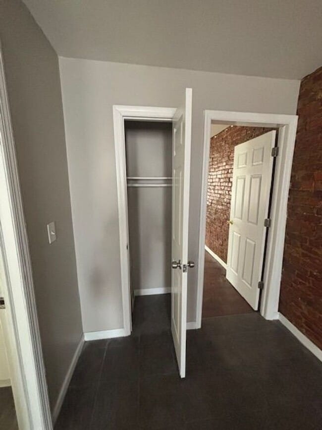 Building Photo - Charming Beautiful One Bedroom Apartment