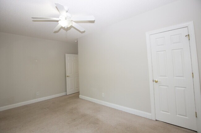 Building Photo - "Spacious 3-Bedroom Retreat with 3200 Sq Ft of Comfort in Seven Lakes!"
