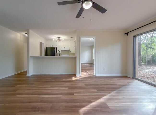 Building Photo - 307 Sweetbriar Dr