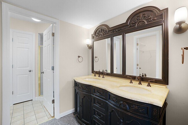 Building Photo - Spacious 2-Bedroom, 2-Bath Condominium in ...