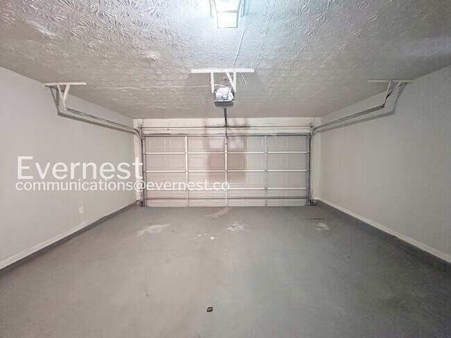 Building Photo - Limited Time Special Offer / 3 Bed, 2 Bath Home with Garage / Pet-Friendly / Available Now!
