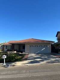 Building Photo - Spacious 4-Bedroom Home with Modern Comfor...
