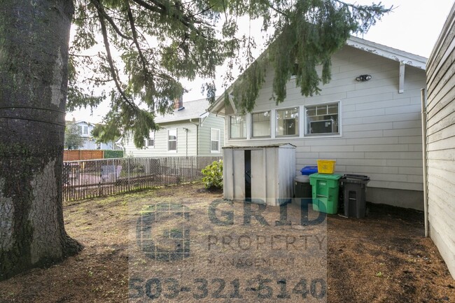 Building Photo - Two Bedroom Craftsman Available in Woodstock!