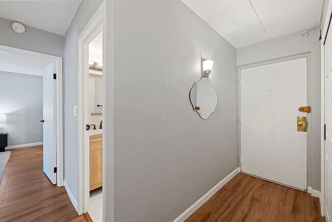 Building Photo - Comfortable and Spacious Rental Opportunity
