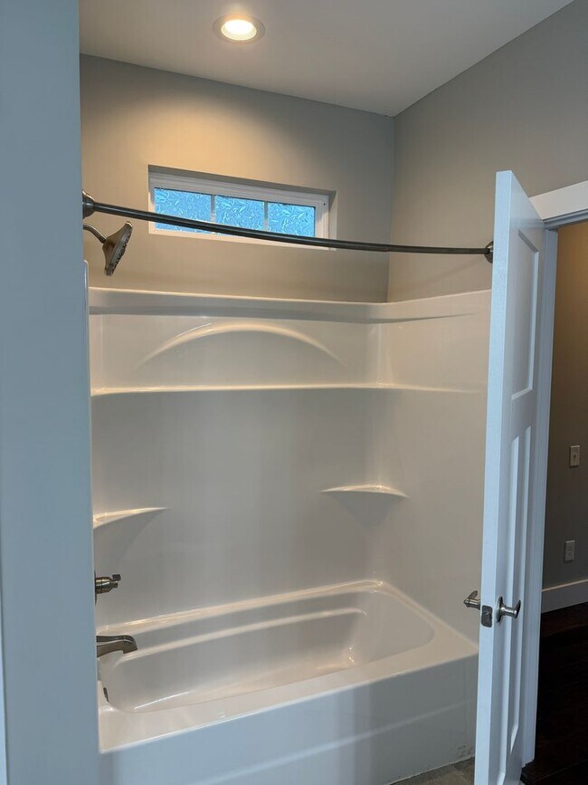Building Photo - Spacious & Convenient!