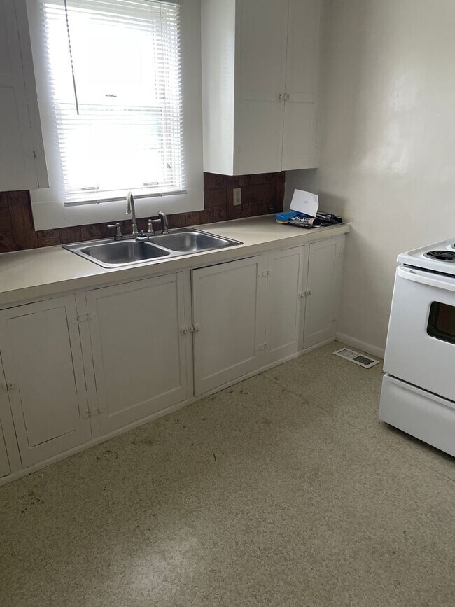 Building Photo - Sweet little Bungalow Near Old Town!