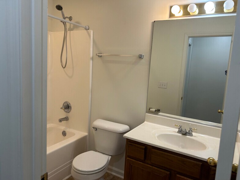 Building Photo - 713 Amber Hill Dr