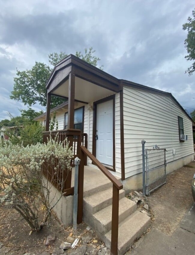 Building Photo - 2 Bed/ 1.5 Bath with a bonus area in Kille...