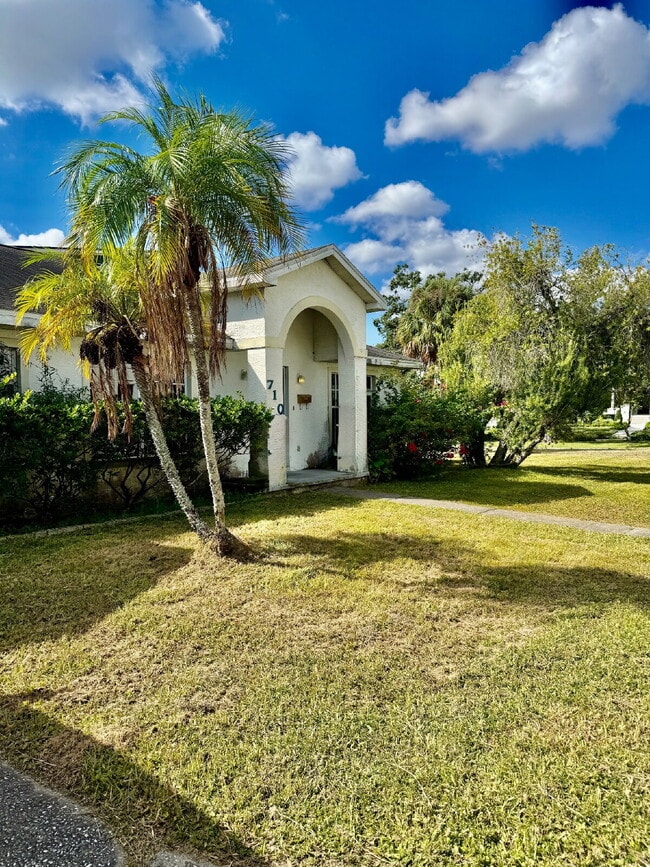 Building Photo - 3 Bed, 2 Bath Tampa Home Walking Distance ...