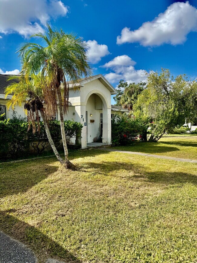 Primary Photo - 3 Bed, 2 Bath Tampa Home Walking Distance ...