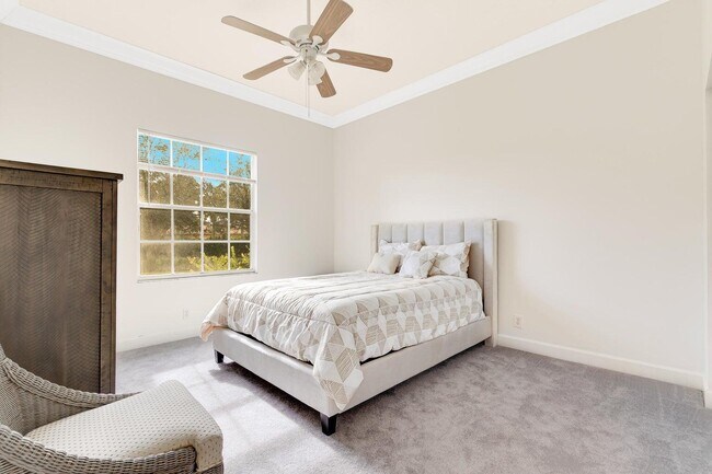 Building Photo - 15910 Lindbergh Ln