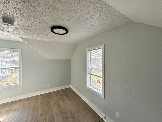 Building Photo - 215 E North - 4 Bedroom/1 Bathroom Home Do...
