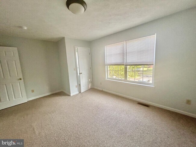 Building Photo - 127 Copperfield Ln
