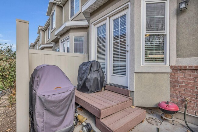 Building Photo - 1503 N August Dr