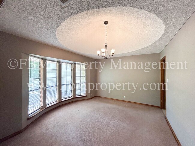 Building Photo - 103 Oak Creek Ct