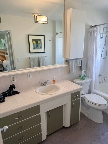 Building Photo - 777 E San Lorenzo Rd