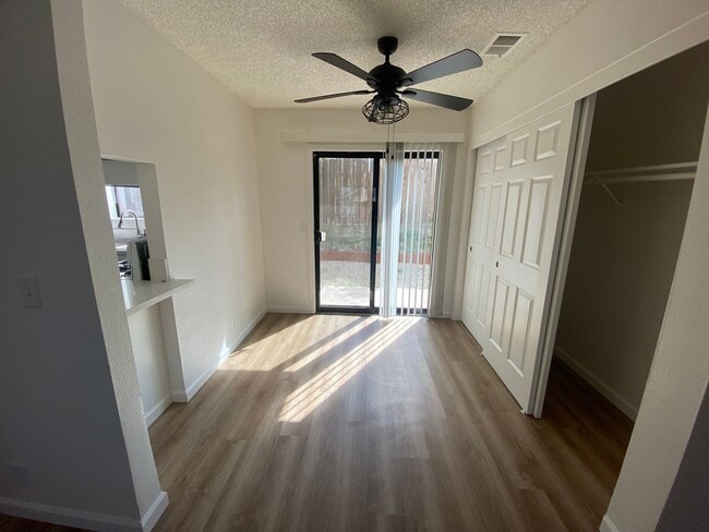 Building Photo - La Tierra Garden Apartment (29)