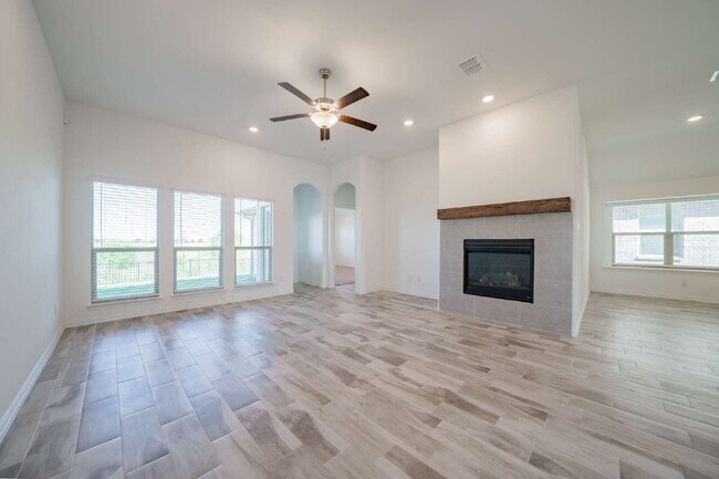 Building Photo - Welcome home to you new 3 bed 2 bath locat...