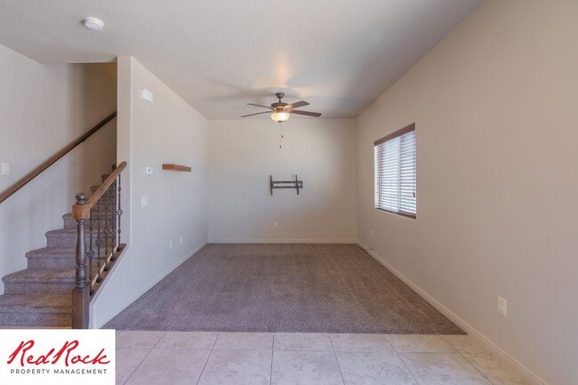 Building Photo - Lovely townhome with Community Pool!