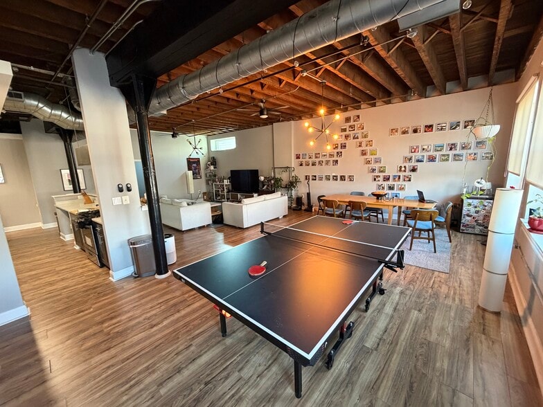 Building Photo - 1000 S Charles St