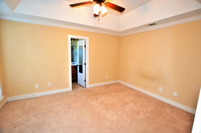 Building Photo - 2027 Rossburg Pl