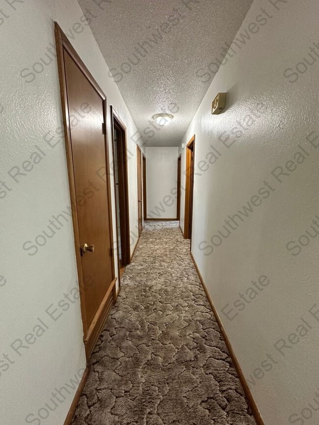 Building Photo - Spacious 3-bedroom 2-bathroom home