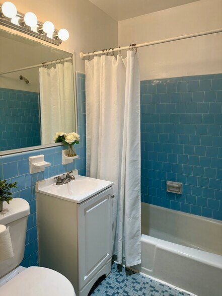 Building Photo - 3945 Lyndhurst Dr