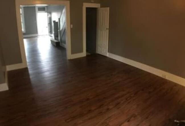 Building Photo - Extra large 3BR home in nice area