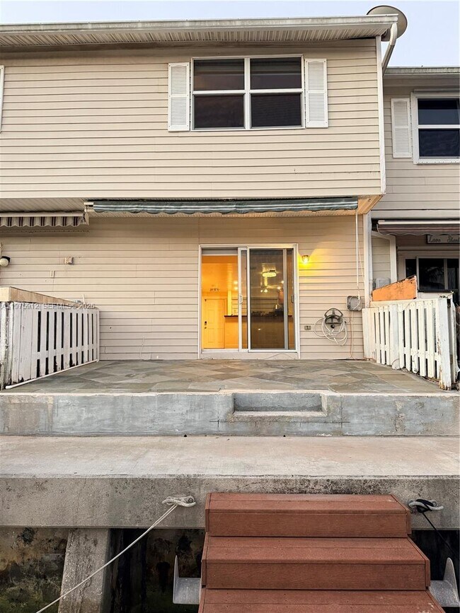 Building Photo - 2533 NE 15th St