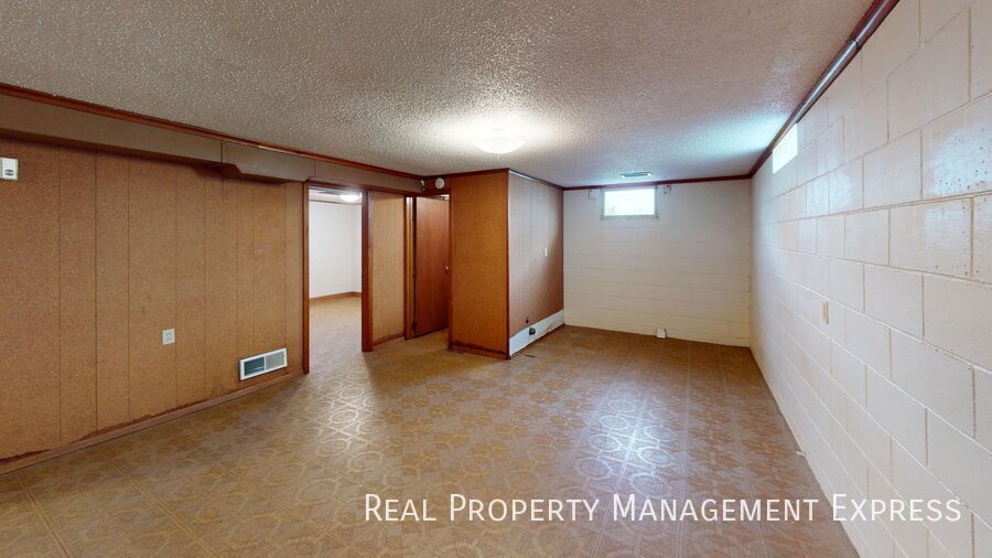 Building Photo - 2200 W 39th St