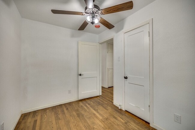 Building Photo - Updated apartment in great location