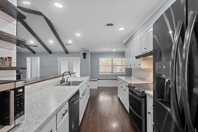 Building Photo - 3322 Providence Dr