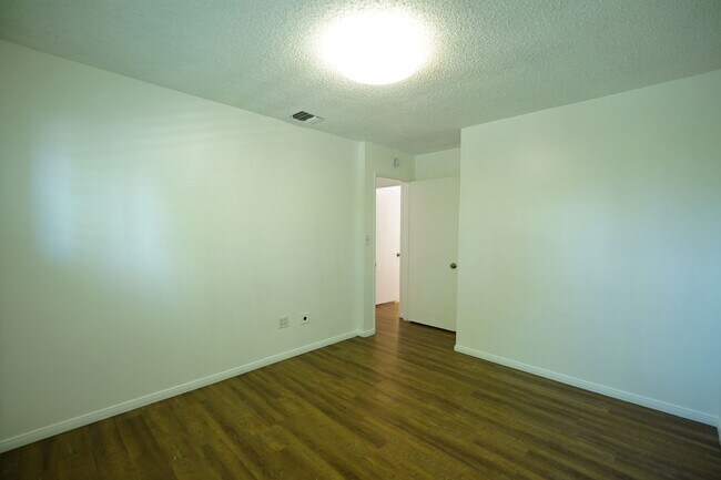 Building Photo - 220 Lilac Ct